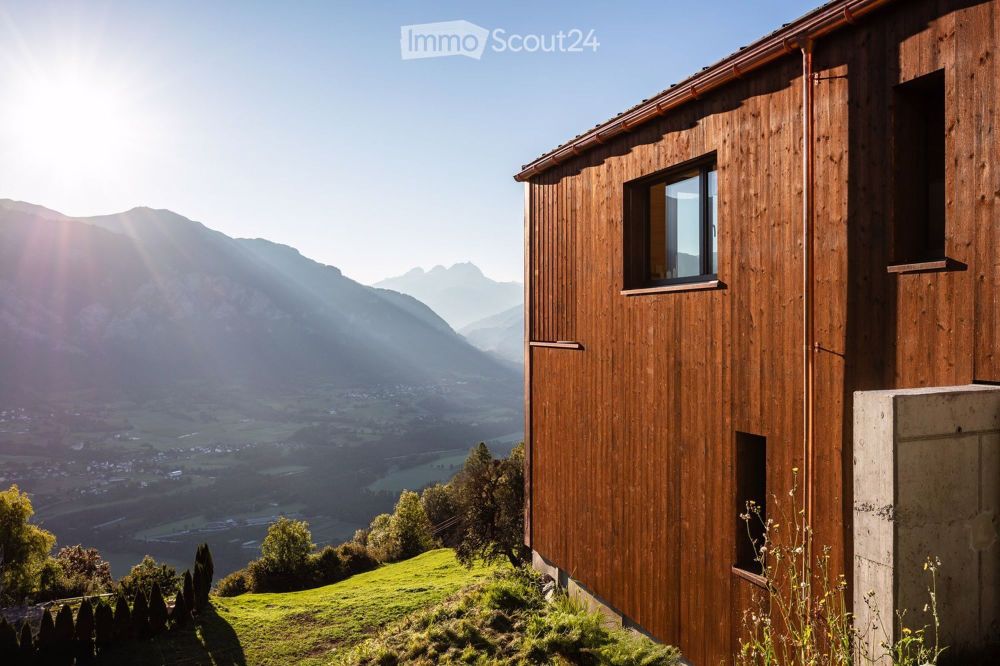 Modernes Minergie-Chalet mit atemberaubendem Bergblick in Präz/Cazis - Bild 2