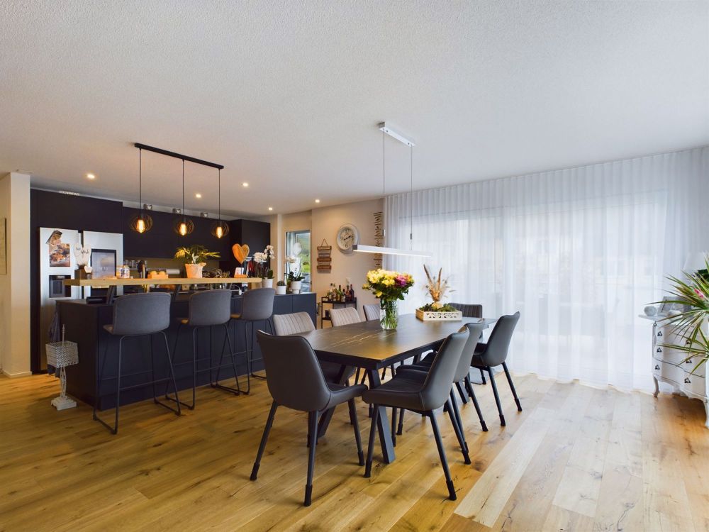 Neuwertige Attikawohnung mit 152 m² Terrasse, Privatlift und Whirlpool - Bild 1