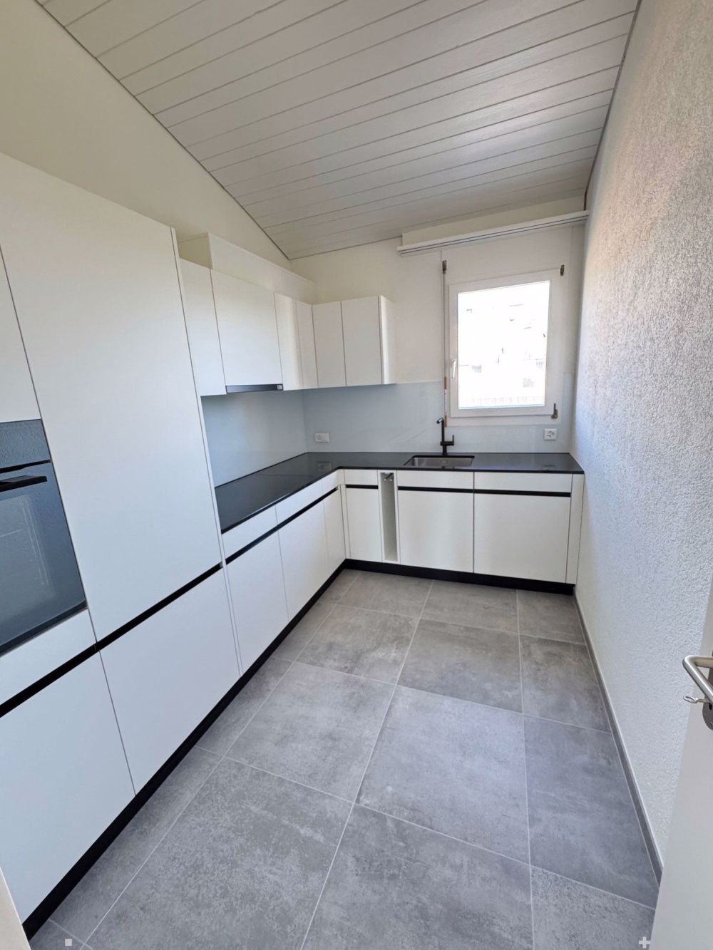 Modern sanierte 3.5-Zimmer-Attika-Wohnung im Herzen von Biel - Bild 1