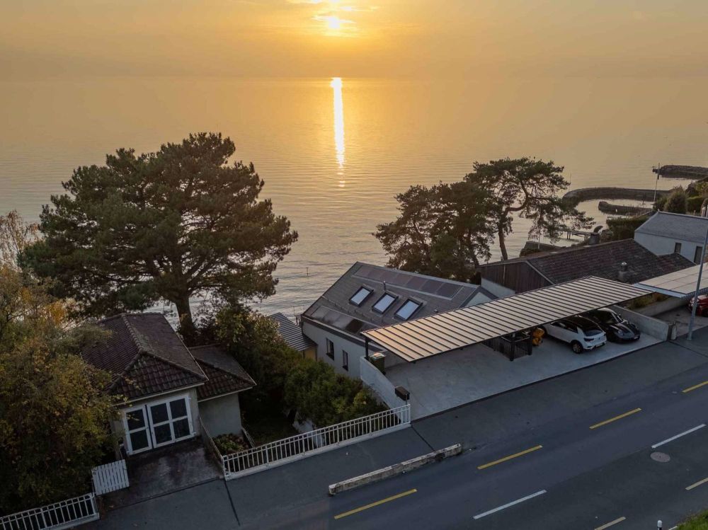 Propriété pieds dans l'eau avec ascenseur privatif, ponton privé et abri à bateau - .