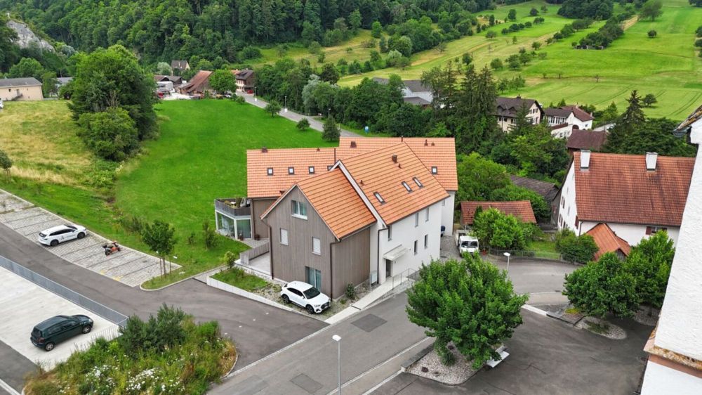 moderne 3.5-Zimmerwohnung mit eigenem Waschturm und Carport - Bild 1
