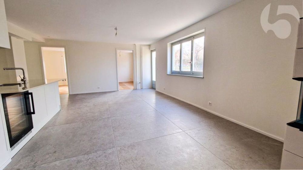 Prächtige 3,5-Zimmer-Wohnung im Erdgeschoss einer Architekten-Villa mit privatem Garten (Rasenmäher-Roboter, automatische Bewässerung) und Bahnhof LEB vor Ort. - Séjour-cuisine de 42 m2 avec sortie extérieure sur le jardin et terrasse Ouest