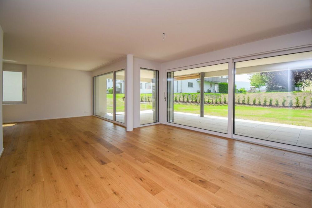 Moderne 4.5-Zimmer-Garten-Wohnung mit grosszügigem Umschwung - Wohn- und Essbereich