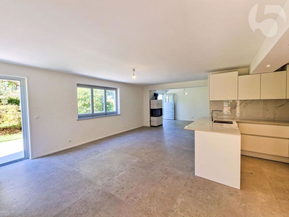 Prächtige 3,5-Zimmer-Wohnung im Erdgeschoss einer Architekten-Villa mit privatem Garten (Rasenmäher-Roboter, automatische Bewässerung) und Bahnhof LEB vor Ort. - Séjour-cuisine de 42 m2 avec 2 sorties extérieure sur le jardin et terrasse Ouest