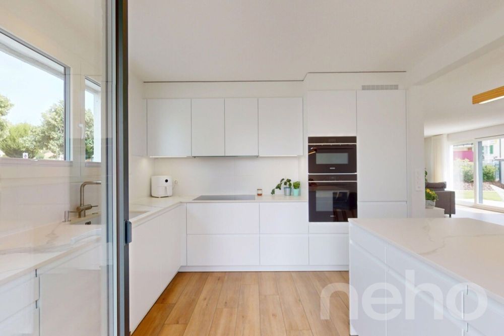 VILLA MODERNE AUX PRESTATIONS ÉLÉGANTES DANS UN QUARTIER FAMILIAL - Bild 4