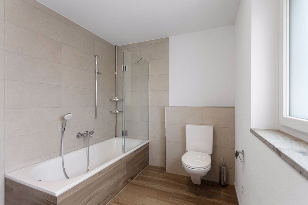 Neues freistehendes und sonnenverwöhntes Wohnparadies - Nasszelle mit Wanne im OG