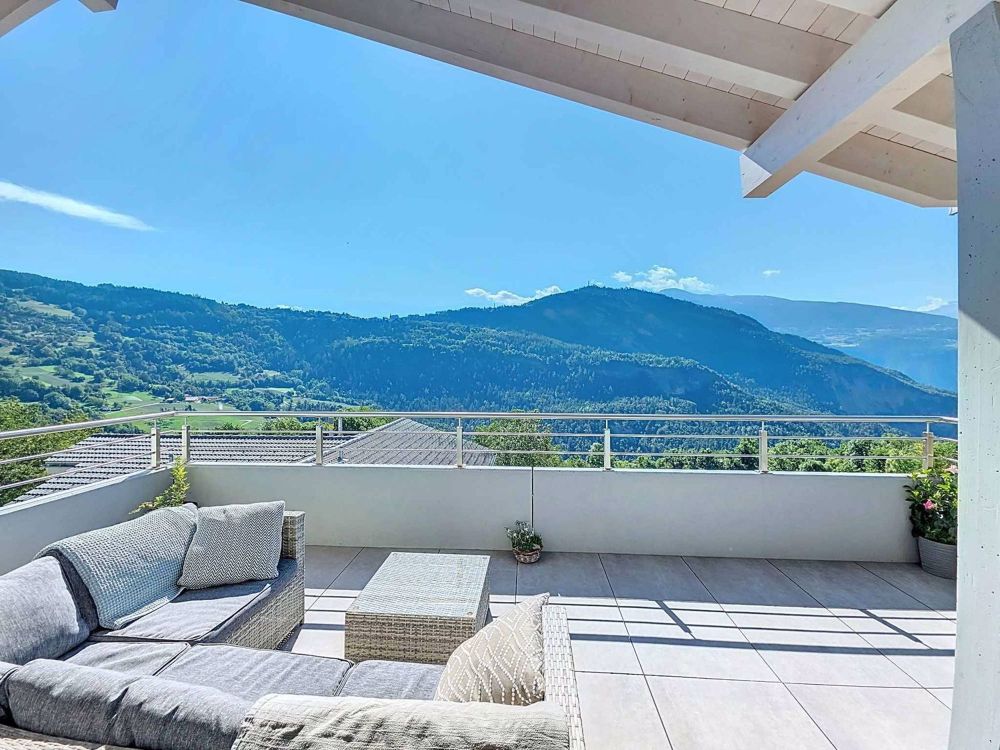 Dachgeschoss-Wohnung mit 4.5 Zimmern und Panoramablick auf die Walliser Alpen - Bild 1