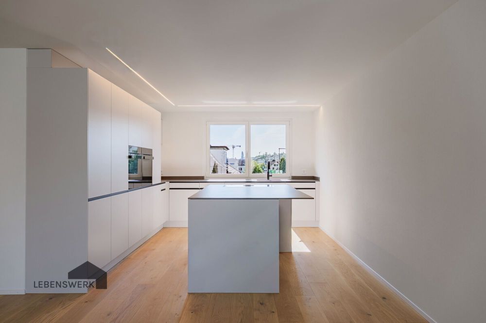 Modern Living - Licht und Lebensfreude am Wiibärg, Kreuzlingen TG - OF - Die hochwertige Kocherhans-Küche überzeugt mit klaren Linien, edlen Materialien und einem durchdachten Grundriss
