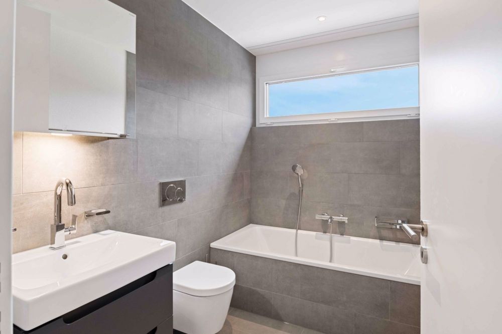 EXKLUSIVE ATTIKAWOHNUNG IN BADEN - NUR 30 MINUTEN BIS HB-ZÜRICH - 4.5_ZWG_Bahn_Bad.jpeg