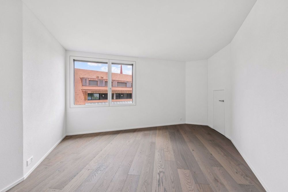 Licht. Raum. Neubeginn - Erstbezug in Beromünster - Wunderbar ästethisch auch die Schlafzimmer mit dunklem Eichenparkett und hier einem kleinen Reduit