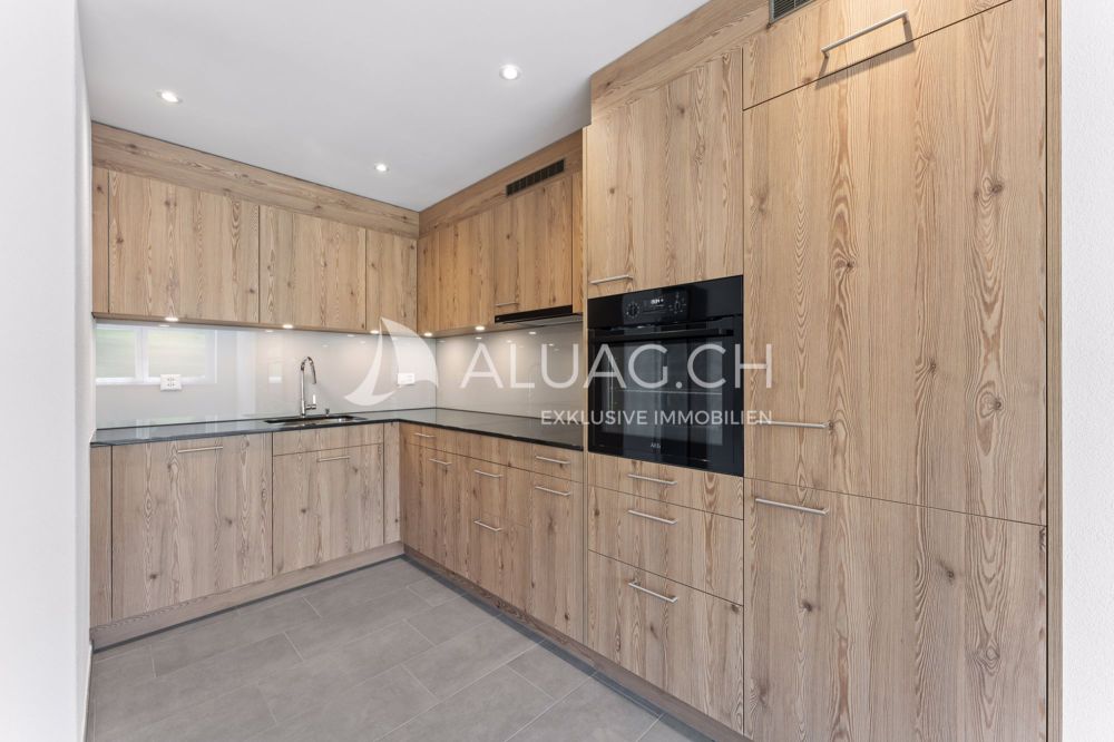 JURA LIVING - CHARMANTE 3.5 ZIMMERWOHUNG - Küche im natürlichen Holzstil mit moderner Geräteausstattung