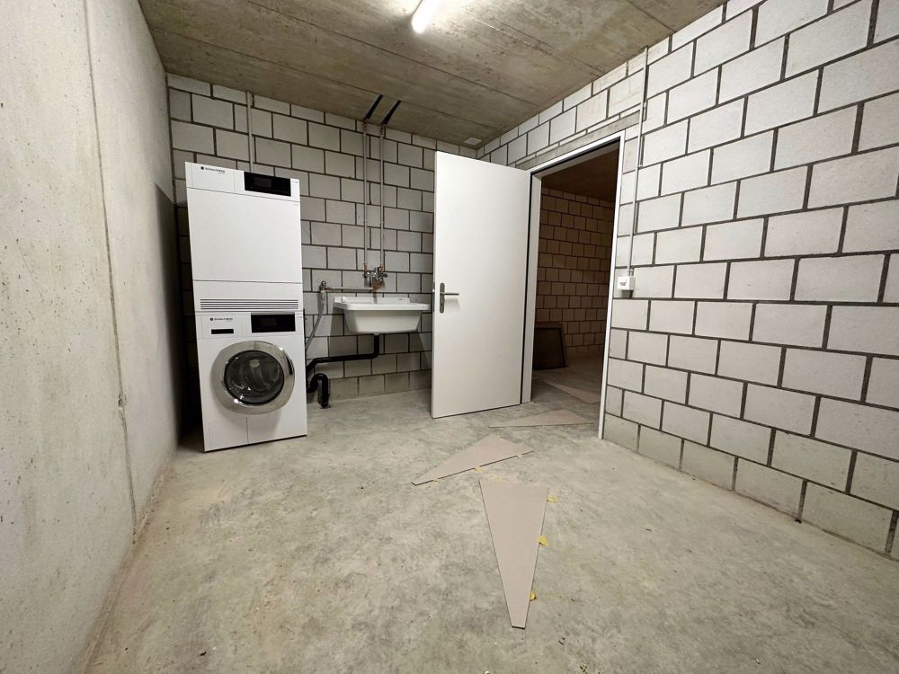 Tag der offenen Türe! Besuchen Sie das Musterhaus! - Waschküche mit Waschmaschine und Tumbler