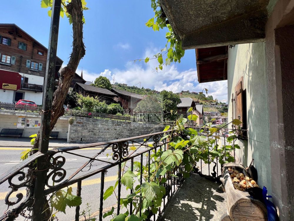 Maison de village multi-appartements à rénover + grange / raccard au coeur du village (Val d'Hérens) - Bild 1