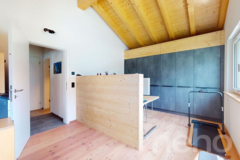 Moderne 4.5-Zimmer-Dachwohnung mit atemberaubender Aussicht in Rueras - Bild 12