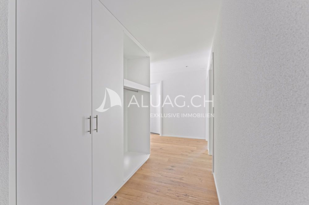 NEUBAU HIGHLIGHT - 4.5 ZIMMER MIT BALKON - Einladender Eingang mit hochwertigen Einbauschränken und stilvoller Ausführung