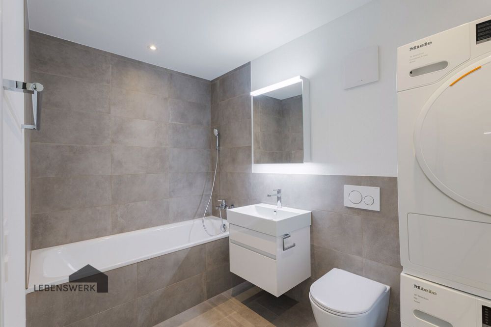 Modern Living - Licht und Lebensfreude am Wiibärg, Kreuzlingen TG - Das Bad mit Wanne lädt zum Abschalten und Geniessen ein