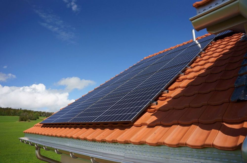 Exklusive und helle Apartments mit Ausrichtung - un toit rouge sur une maison verte sur fond de ciel bleu / a red roof on a green house with a blue sky background