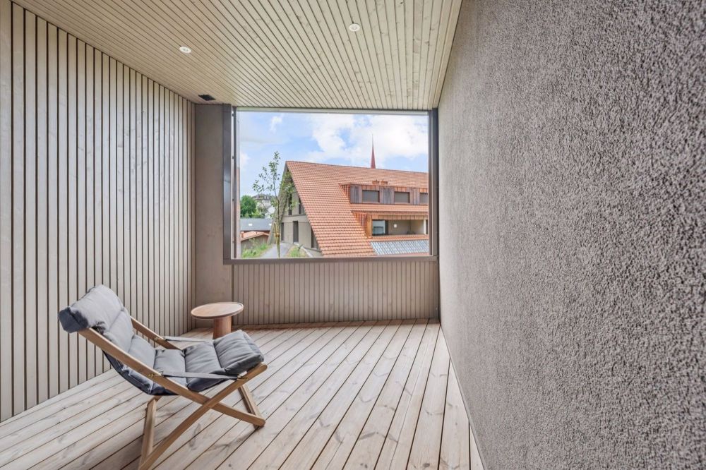 Licht. Raum. Neubeginn - Erstbezug in Beromünster - Vor dem zu Bett gehen lassen sich auf der Loggia des Masterbedrooms gemütlich und windgeschützt ein paar Seiten aus einem Buch lesen