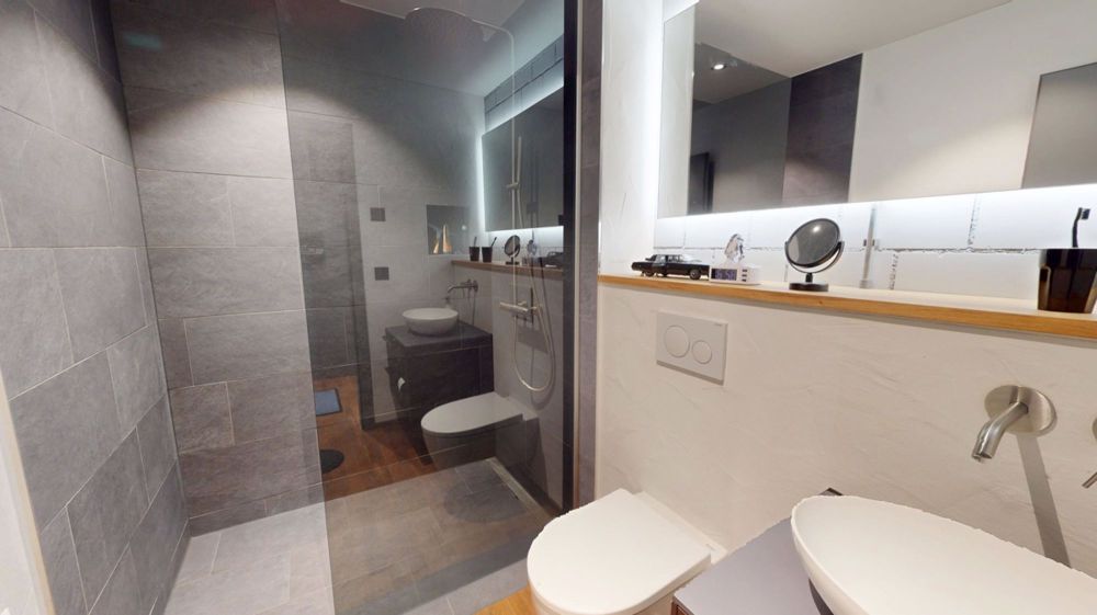 Sehr grosszügige Dachwohnung an sehr ruhiger Lage - Dusche WC