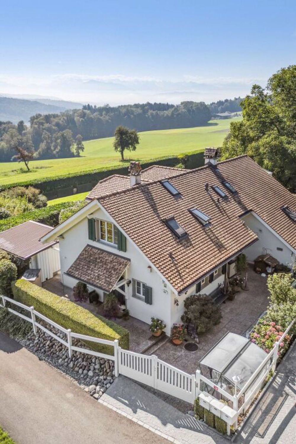 Exklusive Villa an Toplage vor den Toren Zürichs - Bild 1