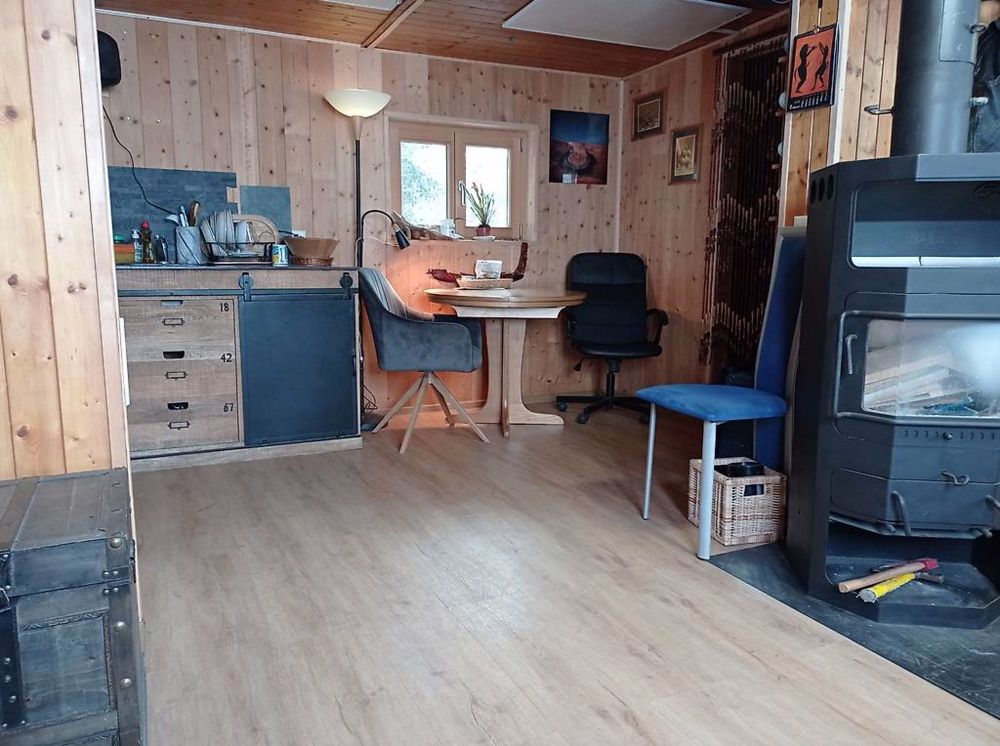 Wohnwagen mit Holzvorbau in Pfäffikon ZH zu verkaufen. - Bild 1