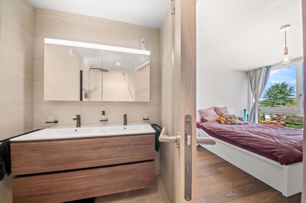 Magnifique appartement moderne et luxueux de 4,5 pces - Salle de douche parentale