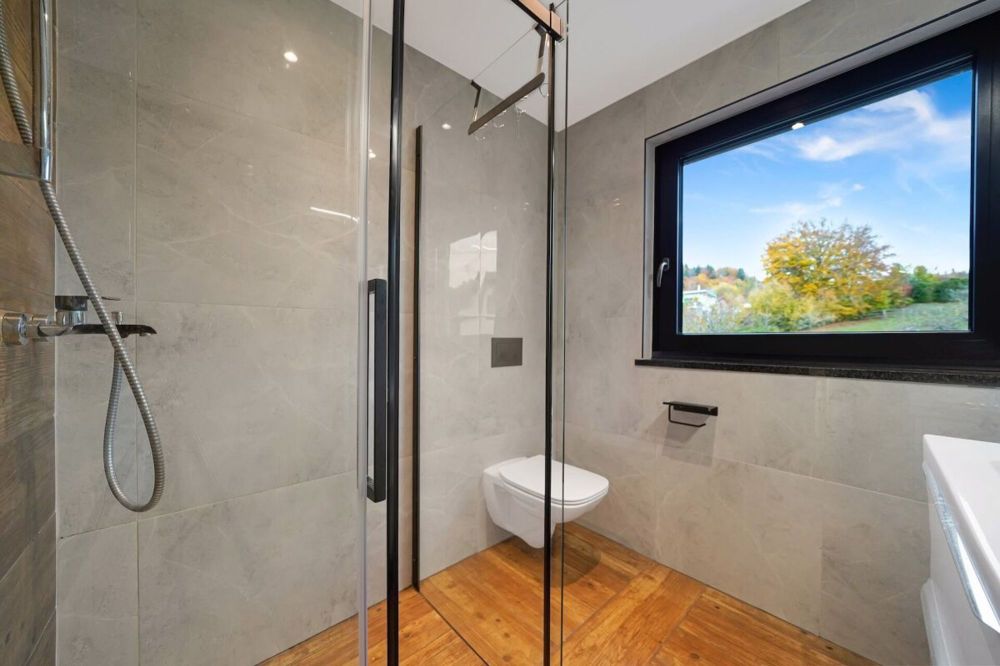 Neuwertiges Doppeleinfamilienhaus mit Einliegerwohnung und grossem Carport - Bild 10