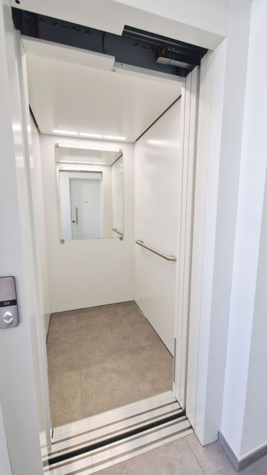 Neue 2,5-Zimmer-Wohnung mit überdachtem Balkon und freier Aussicht - Bild 8