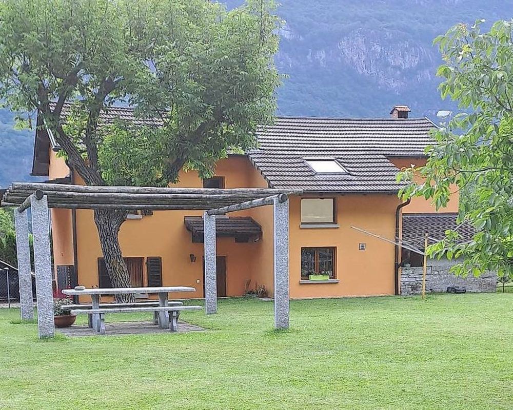 Lodrino: Wohnhaus mit großem angebautem Grundstück - Bild 1