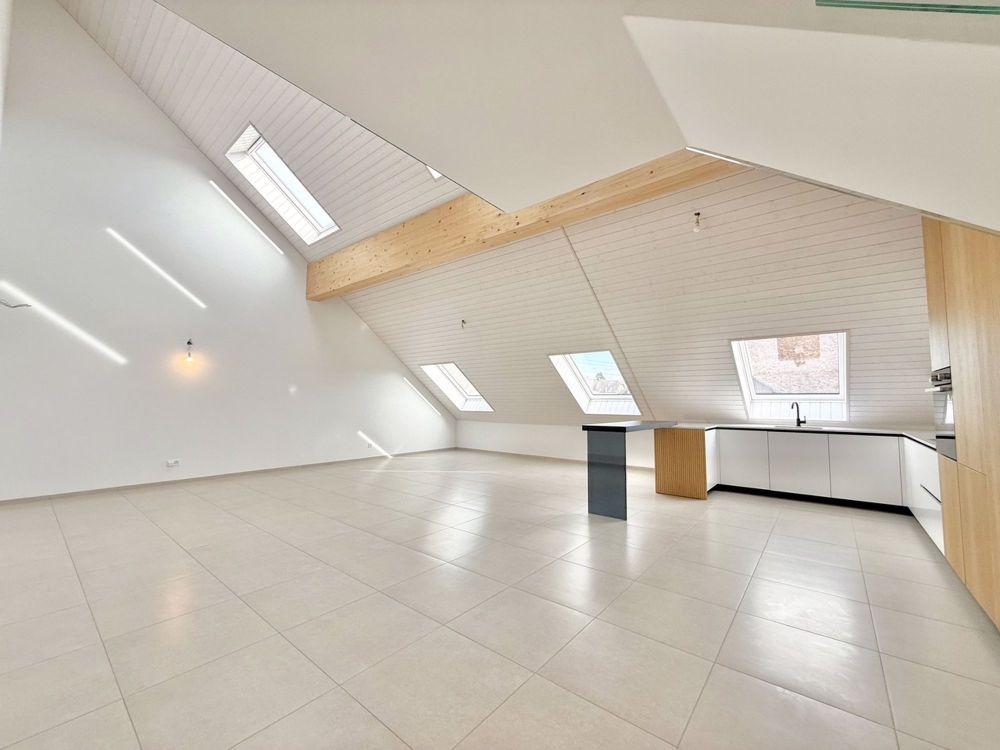Attique de 170 m² sous toit cathédrale avec galerie spectaculaire! - cuisine/salon non meublés