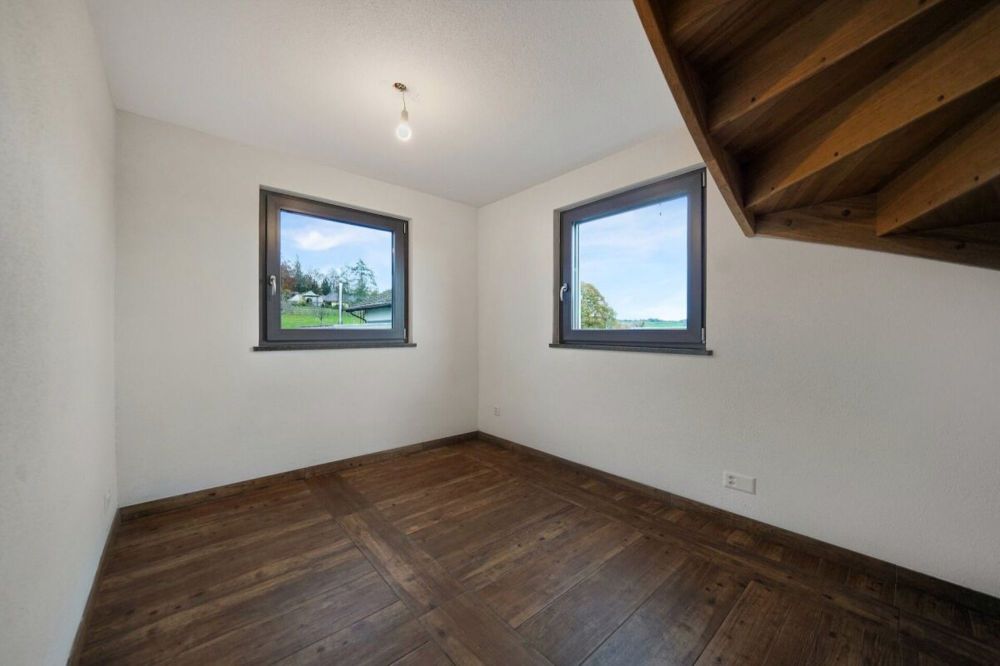 Neuwertiges Doppeleinfamilienhaus mit Einliegerwohnung und grossem Carport - Bild 11