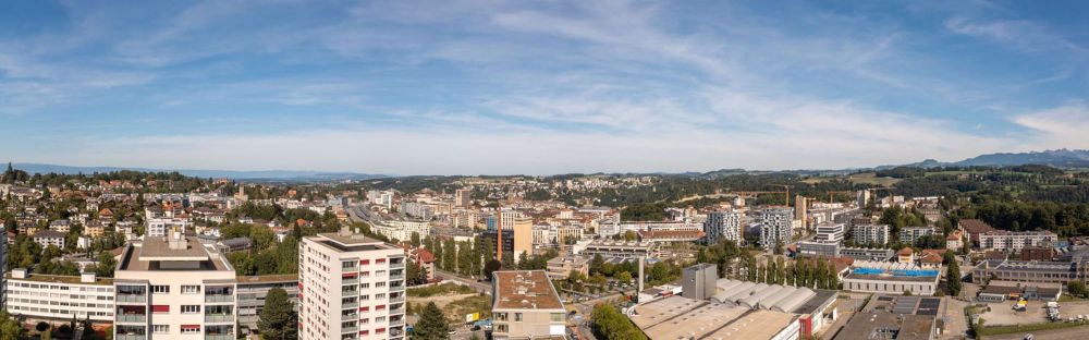 Morgendliche Klarheit und Stille einer Stadt, die auf ihr Erwachen wartet - Bild 1