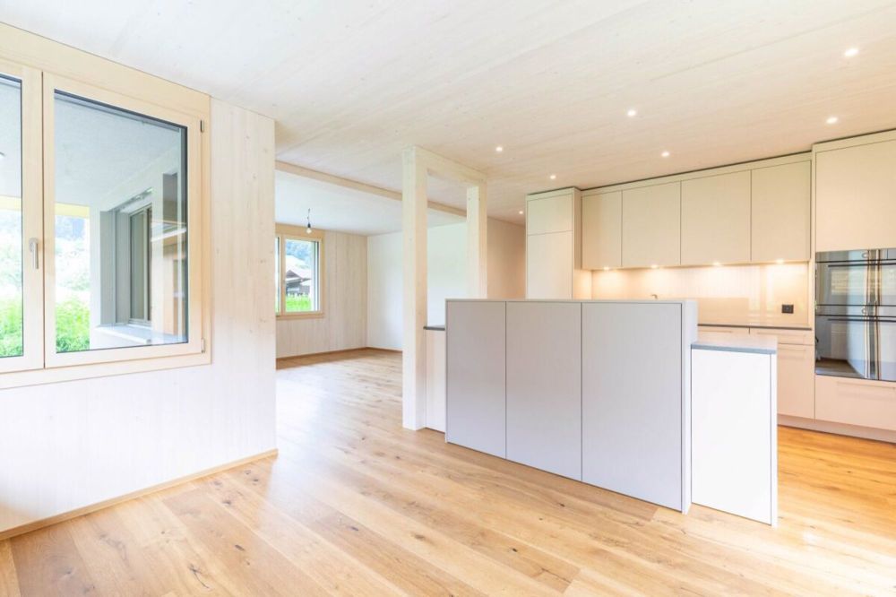 Nachhaltiges Wohnerlebnis aus Holz - Tauchen Sie ein in die Bildergalerie des naturbelassenen Wohnhauses - hier im Bild das Wohn- und Esszimmer mit Kochinsel
