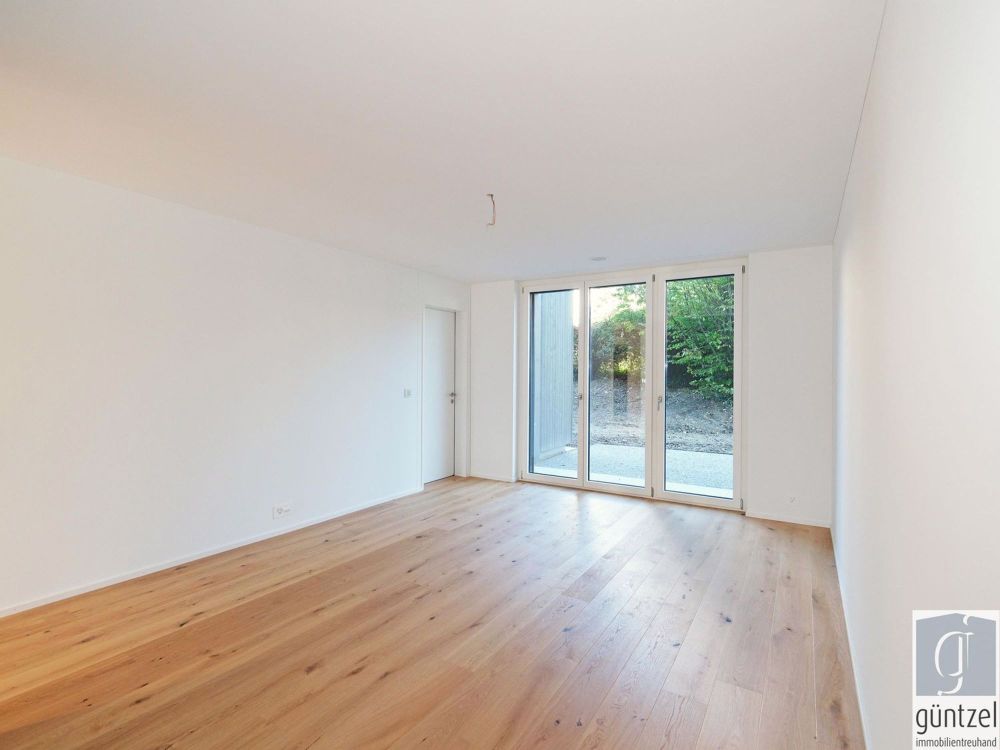 Neue Gartenwohnung - ruhig und dennoch zentral gelegen - Wohnbereich mit Sitzplatz und Gartenanteil Ost