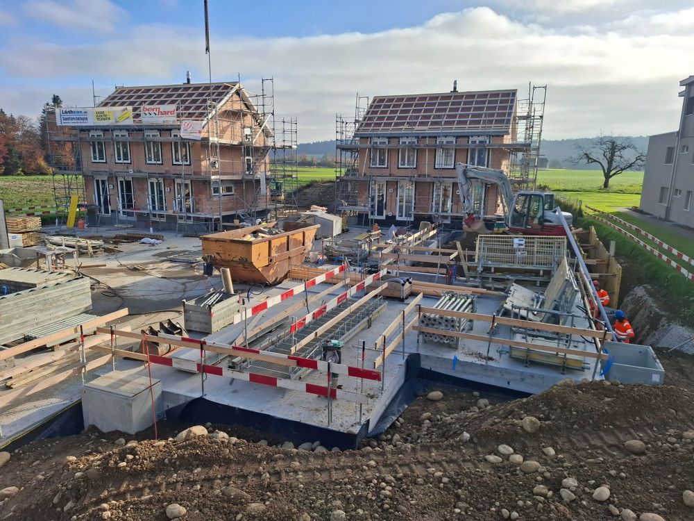 Verkehrsfreies, ruhiges Wohnen im Grünen - Inkl. Einstellhalle, Gartenparzelle und PV Anlage - Bild 1