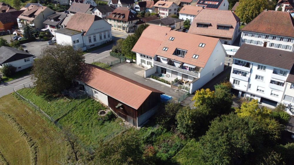 Mehrfamilienhaus und bewilligtes Bauprojekt für 5 Reihenhäuser - Bild 1