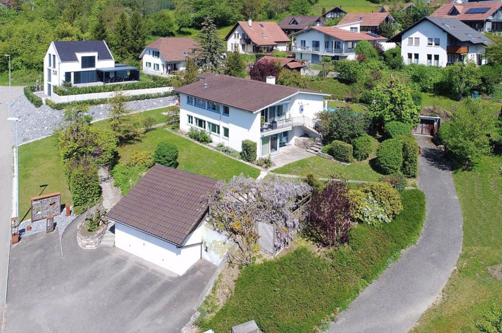 Zweifamilienhaus mit Studio und tollem Garten - Bild 1