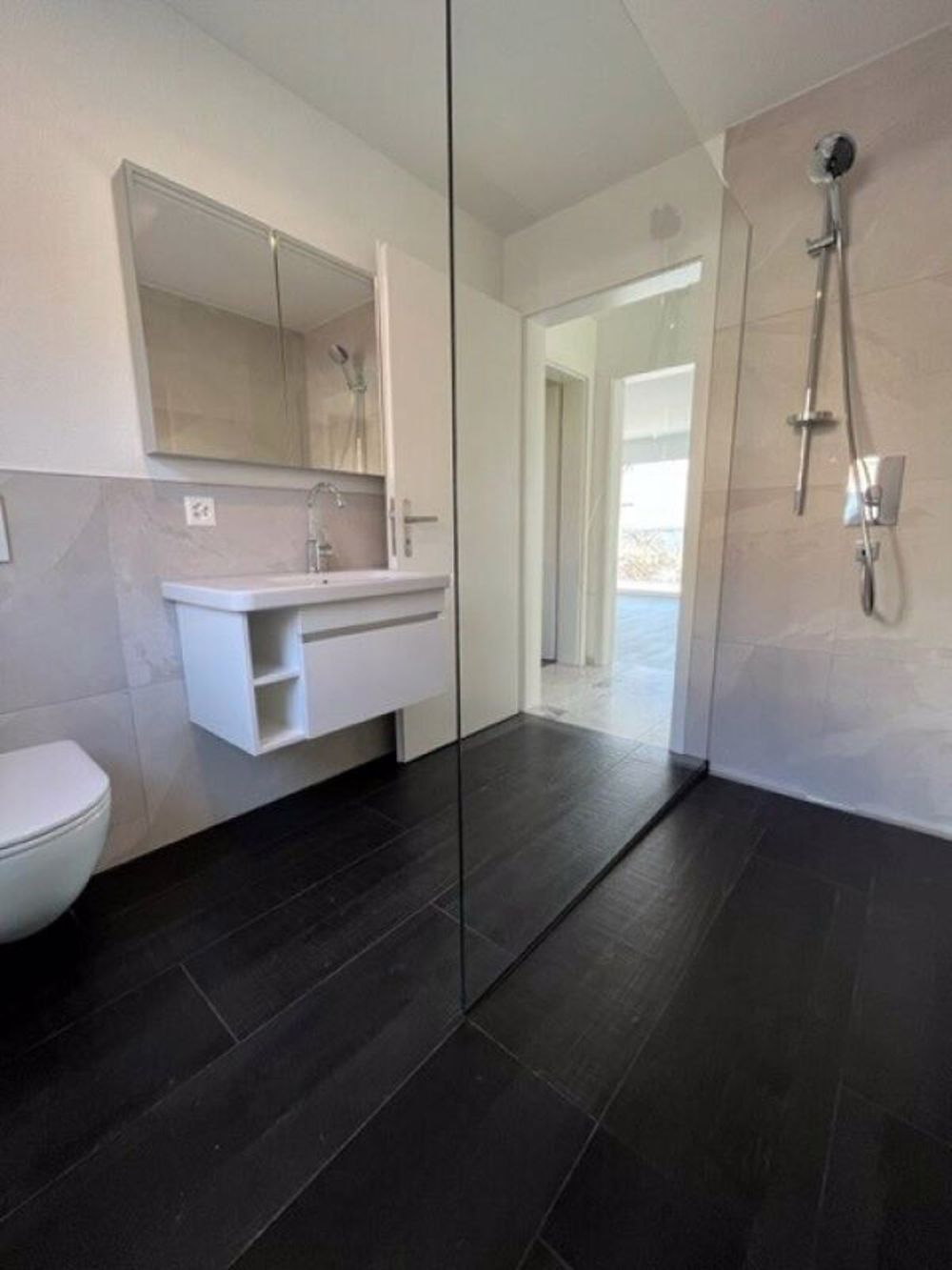 Moderne Wohnung aus dem Jahr 2023 - Bild 9