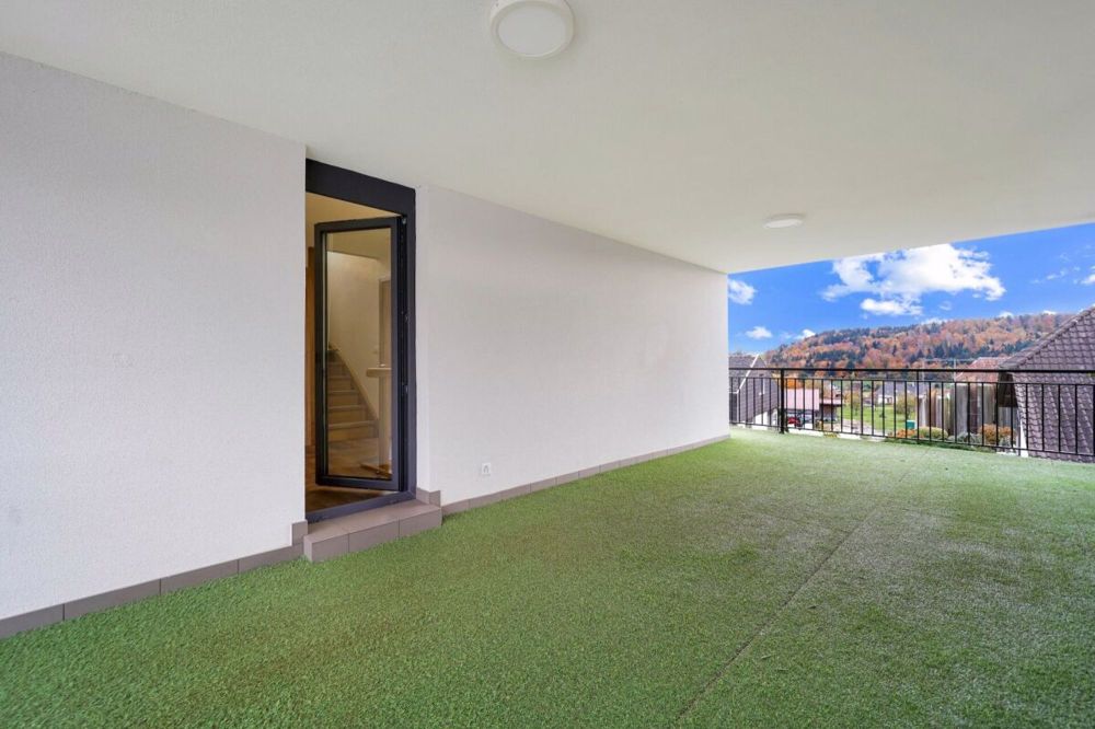 Neuwertiges Doppeleinfamilienhaus mit Einliegerwohnung und grossem Carport - Bild 12