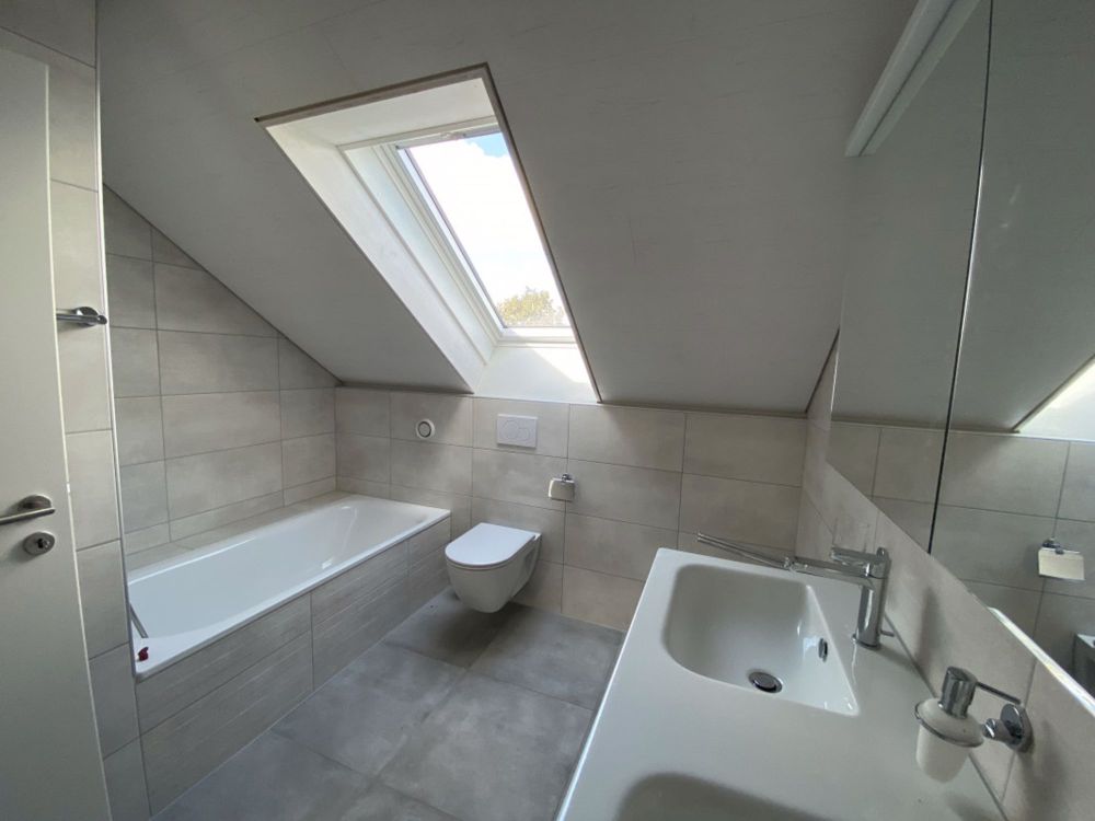 Dachgeschoß - Wohnung (5.5 Zimmer) in ruhiger Lage und im Herzen des Dorfes - Courrendlin - Bild 7