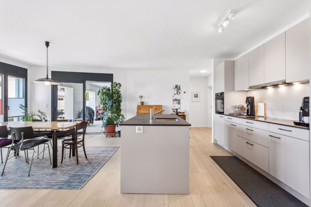 Magnifique appartement neuf avec vue imprenable sur le Jura - Cuisine et salle à manger / Küche und Esszimmer / Kitchen and dining room