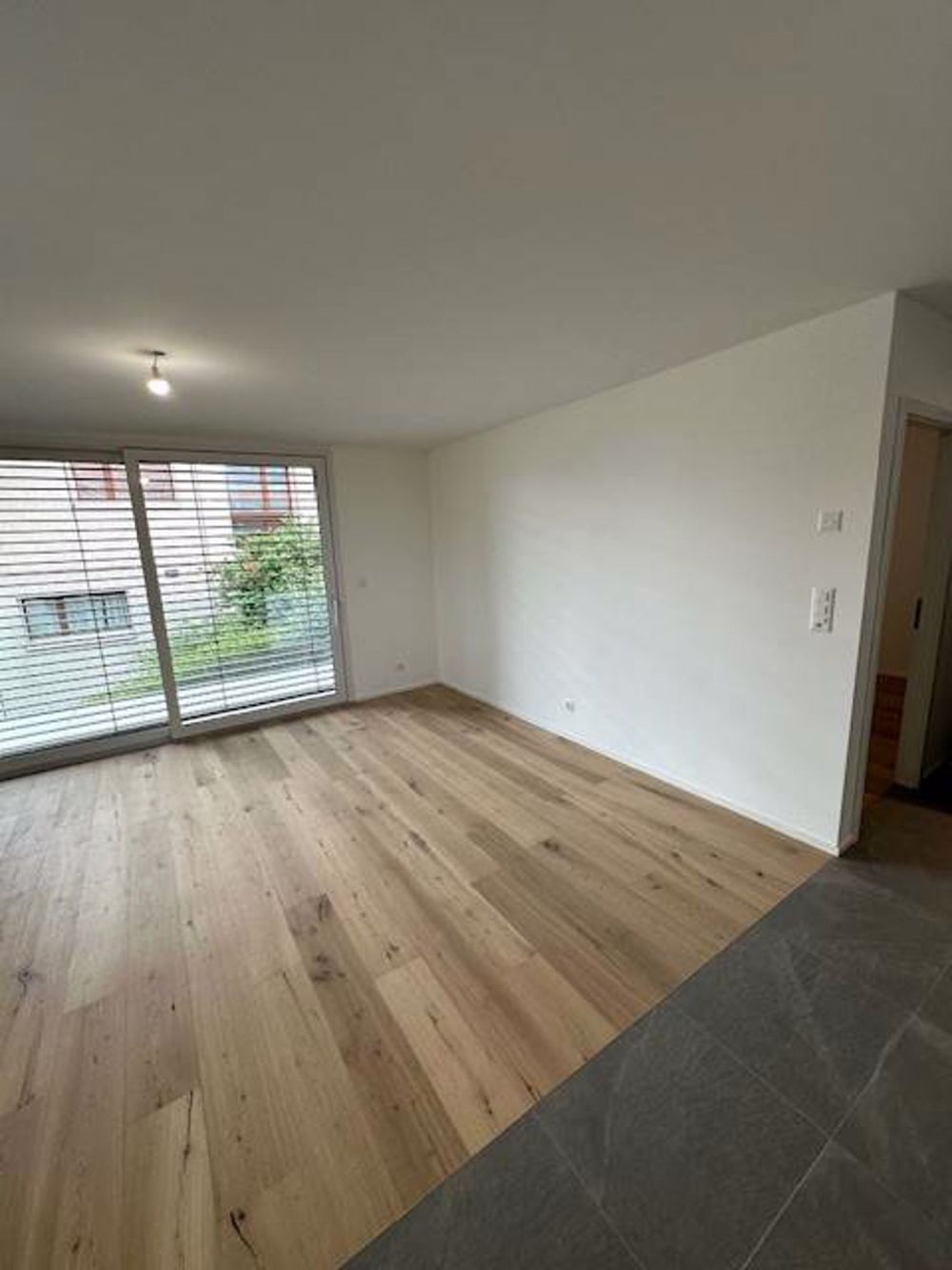 Wohnung 2.5 Zimmer neu, Balkon und innenliegender Parkplatz - Bild 8