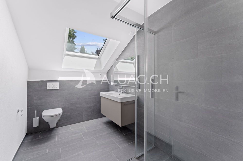 ELEGANTE 4.5 ZIMMER MIT NATURBLICK - Moderne Nasszelle mit Regendusche und exklusiver Ausstattung für maximalen Komfort