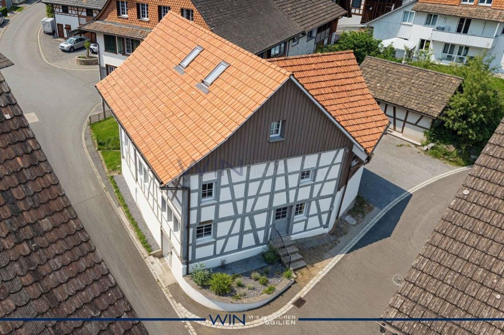 Generationenhaus mit Einliegerwohnung(en) - Swiss-Made Bauqualität - Verbessert - (KI generiert)