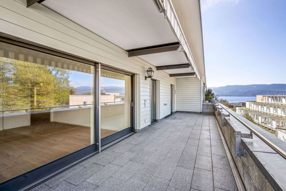 ERSTBEZUG NACH KOMPLETTSANIERUNG AN ZENTRALER LAGE IN MEILEN - ATTIKAWOHNUNG NAHE DEM ZÜRICHSEE - Bild 4
