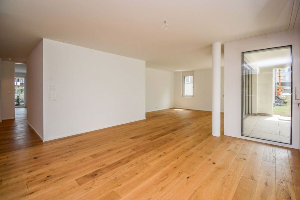 Moderne 4.5-Zimmer-Garten-Wohnung mit grosszügigem Umschwung - Wohn- und Essbereich
