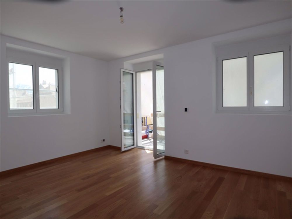 Große Neubauwohnung mit 2 Balkonen und Parkplatz - Bild 8