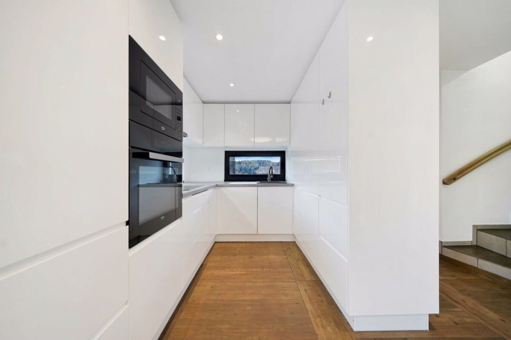 Neuwertiges Doppeleinfamilienhaus mit Einliegerwohnung und grossem Carport - Bild 7