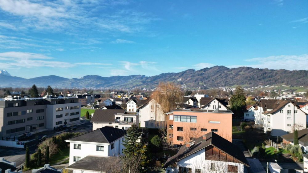Weitsicht aus sonniger 3.5 Zimmer Attika Wohnung mit Dachterrasse - Bild 5