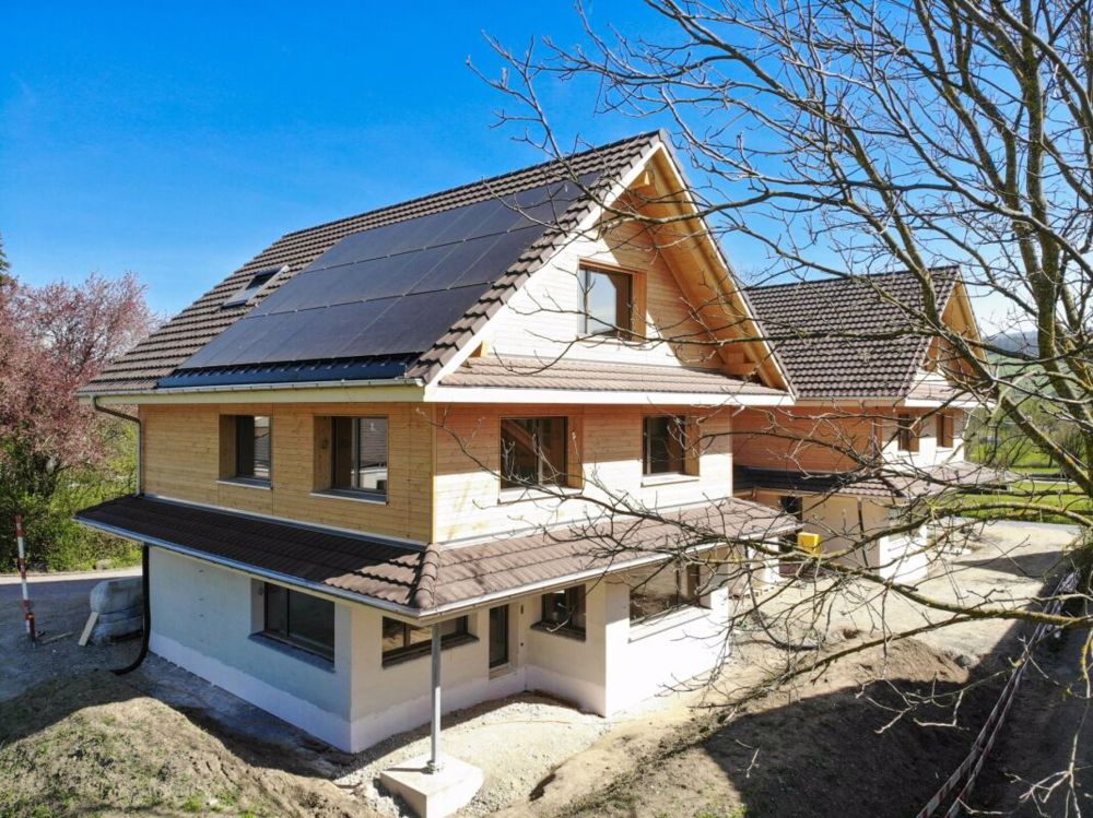 Einzigartige Holz-Einfamilienhäuser - Hausansicht mit Photovoltaikanlage